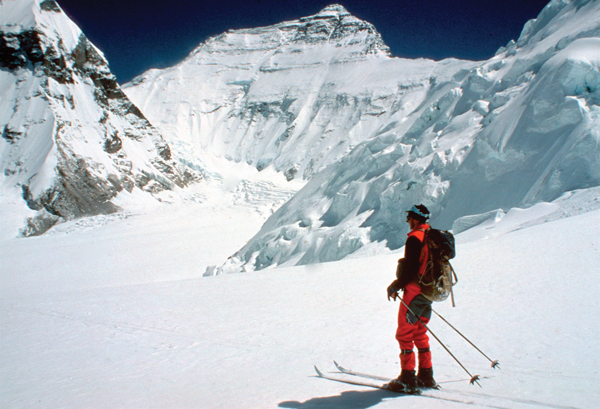 Tim Macartney-Snape skiing in to Everest 1984 © Lincoln Hall