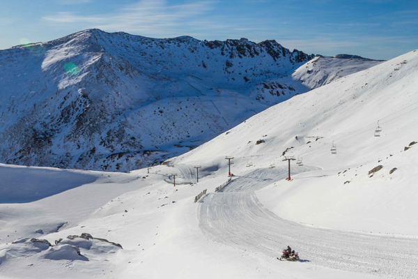 Shadow-Basin-just-waiting-for-skiers-and-snowboarders-at-The-Remarkables
