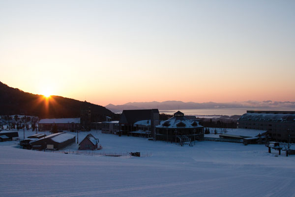 Get up early and you get fast lines and a magnificent view at Alts © Hoshino Resorts 