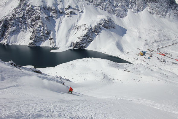 Snowboarding chutes off Roca Jack lift Portillo