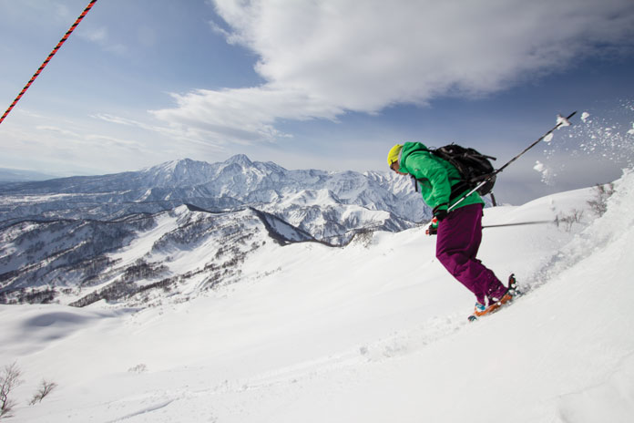 Skiing from summit Lotte Arai Resort