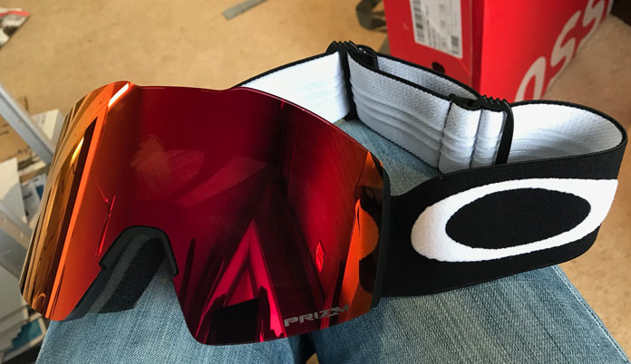 Close up of the Oakley Fall Line XL goggle