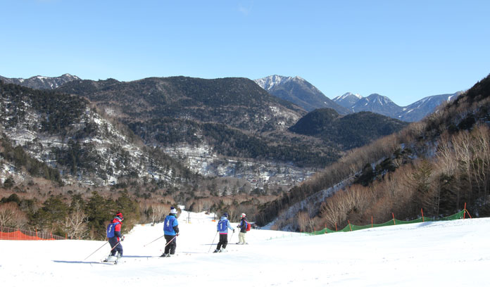 Kids skiing at Nikko Yumoto