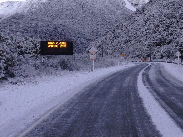 Road Closed sign on Arthurs PAss Hwy 73