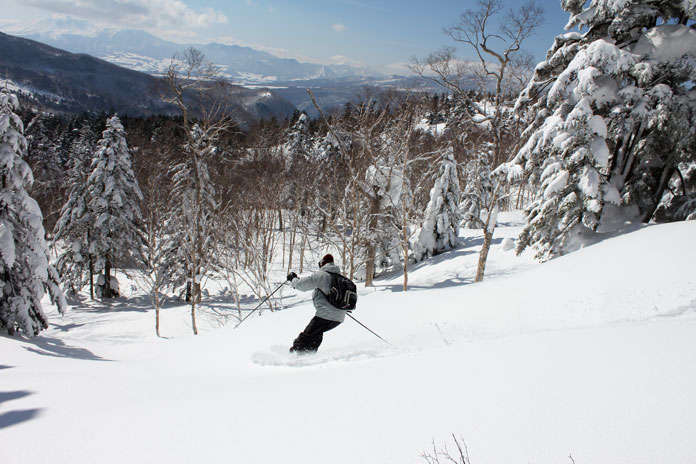Skiing over to Manza Onsen is the ultimata Shiga Kogen off-piste day trip