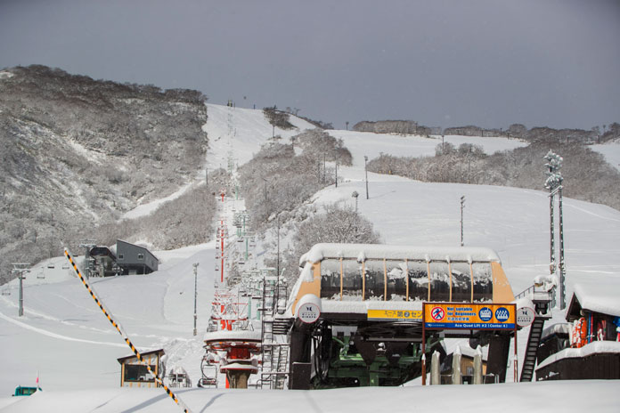 1oth of November snowfall Ace Quad chairlift at Niseko Grand Hirafu