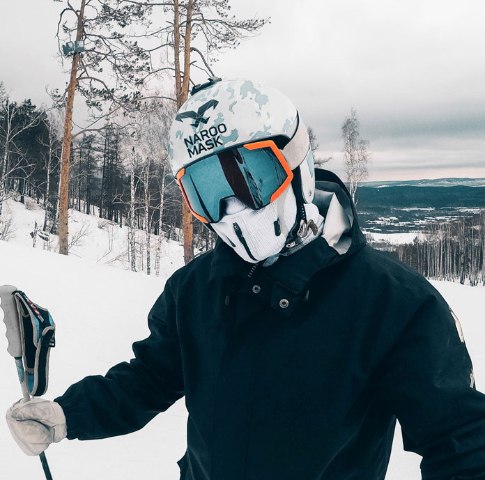Wearing the Naroo Mask Z9H model on snow
