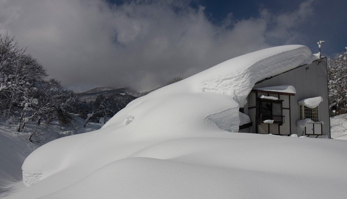 "Roof Glacier" sliding off a lodge in Myoko